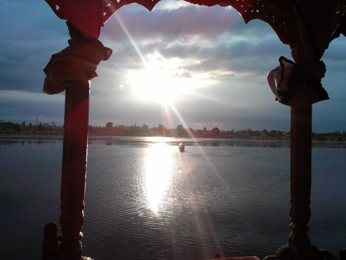 ホテルNew Jersey Houseboats Nagin Bagh エクステリア 写真